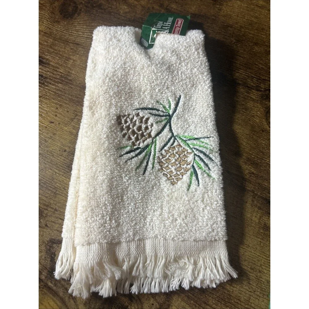 Trim A Home Christmas Fingertip Towels, Lot Of Two Pinecones Peace Doves W/Tags